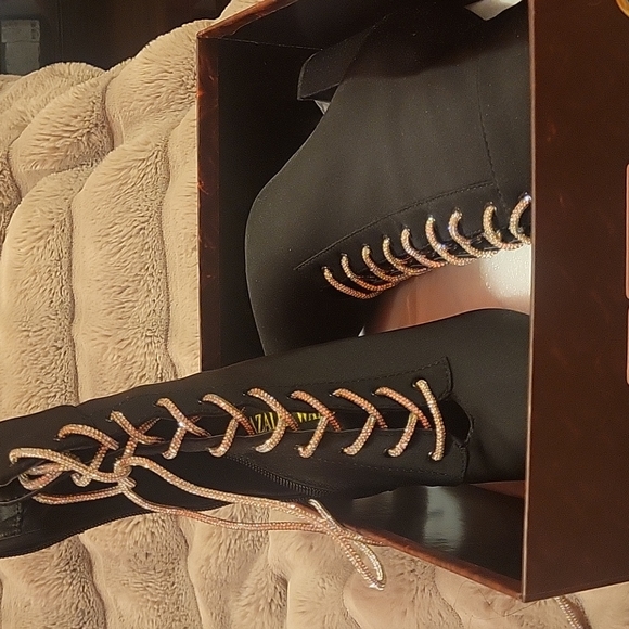 AKIRA Shoes - Bootie heel